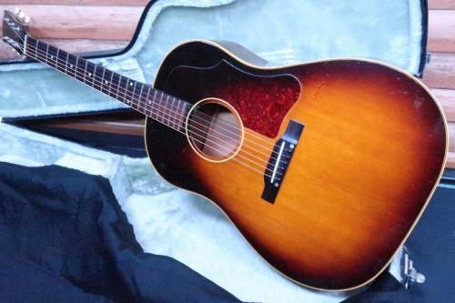 Gibson J-45 / Original Peg・Jacaranda Fingerboard and Belly Bridge・Straight Saddle・One Ring Rosette・Large Pick-guard・Spruce Top・Mahogany Side and Back【With Hard Case】 1957年製