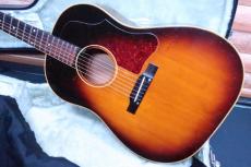 Gibson J-45 / Original Peg・Jacaranda Fingerboard and Belly Bridge・Straight Saddle・One Ring Rosette・Large Pick-guard・Spruce Top・Mahogany Side and Back【With Hard Case】 1957年製_2