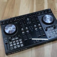 NATIVE INSTRUMENTS TRACTOR KONTROL S4