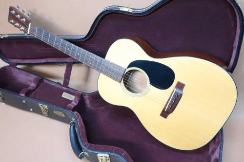 Martin Custom Shop CTM 00-18 / Old Decal Logo・Grover Deluxe peg・Solid Spruce Top・Solid Mahogany Side and Back・Non-Scalloped BracingSQ-Square Rod・Long Saddle・Beveled Edge Black Pick-guard・【With Original Hard 