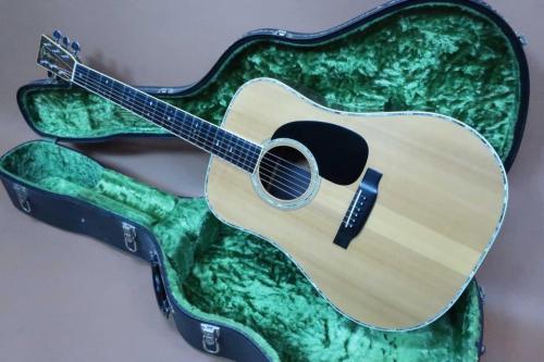 Cat's Eyes CE-2000 / Torch Inlay・U.S.A Grover 102 Peg・Solid Ezo Spruce Top・Solid Jacaranda Side and Back・ D-41 Style Solid Abalone Trim and Rosette・Ebony Fingerboard and Bridge・Under Finish Pick guard 【With Orig