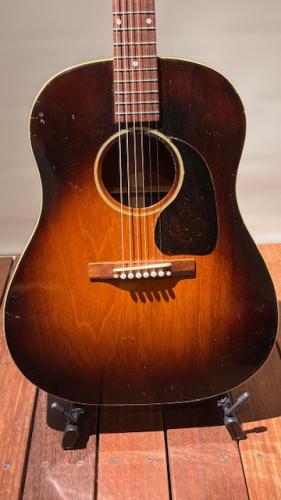 Gibson J-45(1943年製)【希少なオリジナルバナーロゴのJ-45です!】