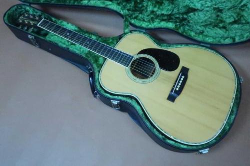 Cat's Eyes CE-2000S / Limited Product Model・Cat’s Eyes and C.F Martin Double Inner Stamp・Abalone Trim and Rosette・Spruce Top・Rosewood Side and Back・Ebony Fingerboard and Bridge・Long Saddle【With Original Hard Cas