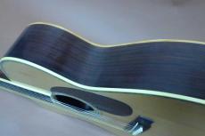 Cat's Eyes CE-2000S / Limited Product Model・Cat’s Eyes and C.F Martin Double Inner Stamp・Abalone Trim and Rosette・Spruce Top・Rosewood Side and Back・Ebony Fingerboard and Bridge・Long Saddle【With Original Hard Cas_5
