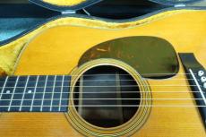 Martin D-28 / Old Decal Logo・Original P.A.T Grover Peg・Solid pruce Top・Solid Jacaranda Side and Back・Ebony Fingerboard & Bridge・Tortoise Original Pick-guard【With Hard Case】1966年製_9