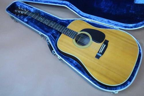Martin D-28 / Original Grover Peg・Solid Spruce Top・Solid Rosewood Side and Back・Ebony Fingerboard and Bridge・Mahogany 1P-Neck・Black pick guard【With Original Blue Case】  1976年製