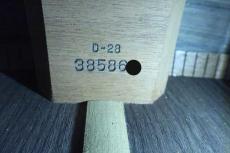 Martin D-28 / Original Grover Peg・Solid Spruce Top・Solid Rosewood Side and Back・Ebony Fingerboard and Bridge・Mahogany 1P-Neck・Black pick guard【With Original Blue Case】  1976年製_16