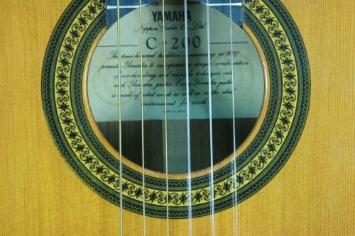 YAMAHA C-200