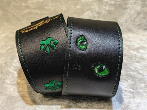 Grande uomo 【特注】黒ねこ刺?ストラップ 足跡Verエメラルドカラー 