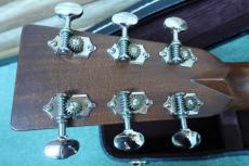 Martin 00-28 / Old Decal Logo・14F-Joint・Waverly Open Back Peg・Herringbone Binding・Diamond Inlay・Solid Sitka Spruce Top・Solid Indian Rosewood Side and Back【With Martin Hard Case】2019年_14