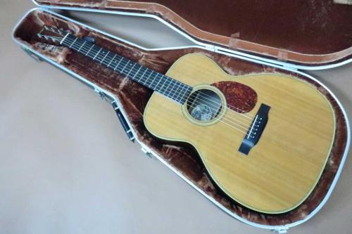 Collings OM2H / Solid Sitka Spruce Top・Solid Rosewood Side and Back・Original Waverly Peg・Herringbone Binding・Diamond Inlay・Lacquer finish・Tortoises Color Pick guard・Pre-war Scalloped Advanced X-pattern【With Ma