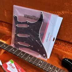 Fender Stevie Ray Vaughan Stratocaster 3 Color Sunburst w/Tortoise Pickguard_4