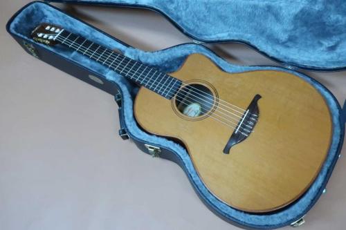 Lowden S-25J Nylon Strings / Venetian Cutaway・Solid Western Red Cedar Top・Solid Wast Indian Rosewood Side and Back・5-Piece Mahogany Neck・ Ebony Fingerboard・Jacaranda Bridge・Multi Wood Binding・Fishman Active 