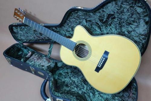 Martin OMC-28M Laurence Juber Custom / Waverly Peg・Solid Adirondack Spruce Top・Solid Madagascar RosewoodSide and Back・Mahogany 1P-Neck・Ebony Fingerboard and Bridge・Herringbone【With Original Hard Case】2005年製