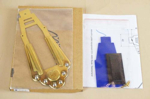 Miller #306 Tailpiece brass/rosewood inlay / Blue Felt 【テールピース】