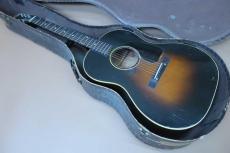 Gibson LG-2 / Spruce Top・Mahogany Side and Back・Jacaranda Fingerboard・Tapered Head・Mahogany Neck・Tortoise Color Small Pick Guard・Rectangular Bridge・Scalloped X Bracing【With Chipboard Case】1950年代製