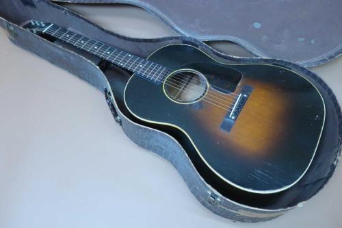 Gibson LG-2 / Spruce Top・Mahogany Side and Back・Jacaranda Fingerboard・Tapered Head・Mahogany Neck・Tortoise Color Small Pick Guard・Rectangular Bridge・Scalloped X Bracing【With Chipboard Case】1950年代製