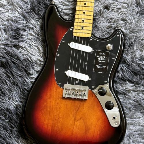 Fender Player II Mustang, Maple Fingerboard, 3-Color Sunburst【特価】