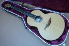 Lowden S-35 / S-Series Body・Solid Adirondack Spruce Top・Solid Indian Rosewood Side and Back・Mahogany and Rosewood Walnut 5P Neck・ Ebony Fingerboard・Rosewood Bridge・Scale Length 630mm【With Original Hard Case】