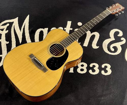 Martin 00-18 Standard S/N 3029901【甘さ控えめ、ガリっと武骨で男性的な鳴りの個体】