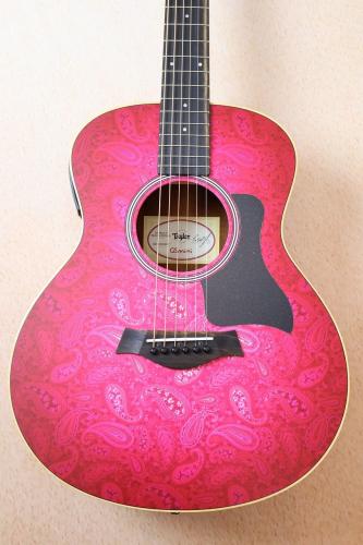 Taylor 【目立つ一本が欲しい方に!!】GS Mini-e Fuchsia Pink Paisley 【限定モデル】