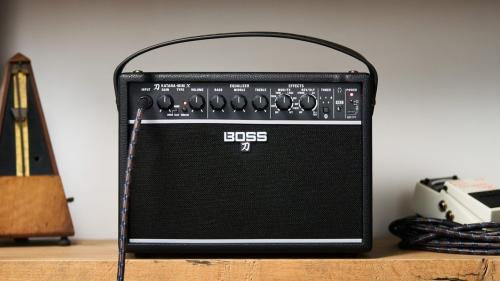 BOSS KATANA-MINI X【充電式なので屋外でも使えます】【Bluetooth接続で音楽用スピーカーにも!】