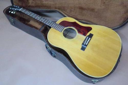 Gibson J-50 / Spruce Top・Mahogany Side and Back・Jacaranda Fingerboard・Mahogany Neck・Normal Saddle・Jacaranda Bridge・Large Pick guard・Nut 39mm【With Chipboard Case】1967年製