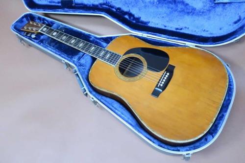 Martin D-45 / Vertical Logo・Solid Spruce Top・Solid Rosewood Side and Back・Solid Abalone Trim & Rosette・Hexagon Inlay・Solid Mahogany Neck and Square Rod・Ebony Fingerboard and Bridge・ Width at Nut 42.9mm 【With