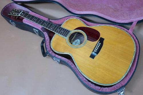 Rarewood M000-45T / Solid Spruce Top・Solid Rosewood Side and Back・Alternative Torch Inlay・000-45 Style Abalone Trim and Rosette・ Style 45 Snow flakes Inlay・Ebony Fingerboard and Bridge・Long Saddle