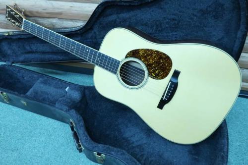 Bourgeois D-150 Custom Adirondack・Brazilian Rosewood / Waverly 4060G Peg・Solid Adirondack Spruce Top・Solid Brazilian Rosewood Side and Back・Abalone Rosette・Grained Ivoroid Binding・Ebony Fingerboard and Bridge