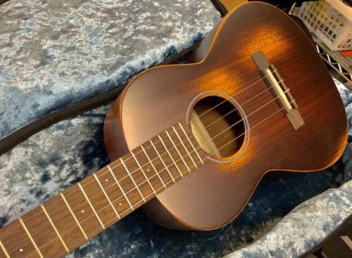 Martin  T1 UKE Street Master with PickUp オール単板　マーティン　テナーウクレレ