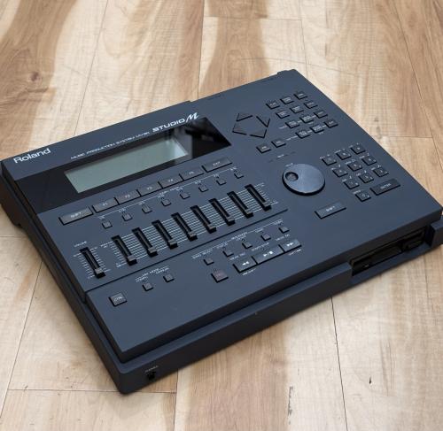 Roland MV-30 MUSIC PRODUCTION SYSTEM