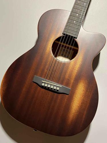Martin 【ソファでゴロゴロしながら爪弾くのに丁度いいギター】000CJRE Street Master