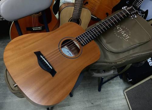 Taylor  Baby Taylor　BABY MAHOGANY BT2　　マイク搭載!　【アンプに繋げる　ミニ　ギター ベイビー　テイラー　 Mini Guitar 　】ベビー