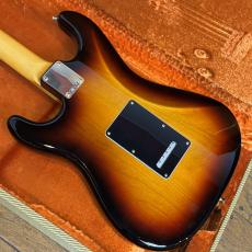 Fender Stevie Ray Vaughan Stratocaster 3 Color Sunburst w/Tortoise Pickguard_9