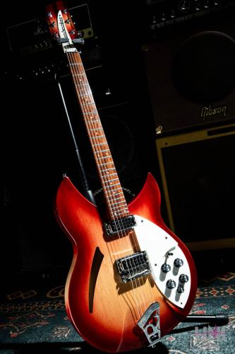 Rickenbacker Model 330 fireglo / 2000