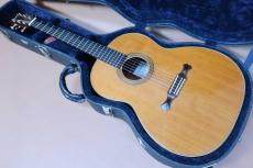 Crescent Moon by Tone Wood  (日比 伸也) / Original Gotoh Peg・30 years Seasoning Solid Cedar top・Solid Jacaranda Side and Back・Ebony Fingerboard・Jacaranda Bridge・　Bird’s Eye Maple Binding 【With Original Hard Case】 1998年製