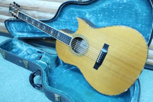 Larrivee C-10 / Florentine Cutaway・Flying Eagle Inlay・Presentation Style Fingerboard Inlay・Solid Spruce Top・Solid Rosewood Side and Back・Transparent pickguard【With Original Hard Case】1991年製