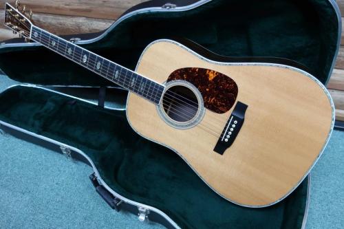 Martin D-41 Standard / Vertical Logo・Abalone Trim and Rosette・Solid Spruce Top・Solid Rosewood Side and Back・Ebony Fingerboard and Bridge・1-P Mahogany Neck【With Original Hard Case】2011年製