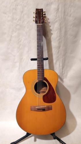 YAMAHA FGシリーズ“グリーンラベル”のFG-130を8弦に改造したギターです。