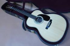 Martin 000-28 Modern Deluxe / Inly Logo・Waverly Open Back Gold Peg・Solid Spruce Top With VTS・Solid Rosewood Side and Back・Adirondack Spruce Brace With VTS・Ebony Fingerboard and Bridge・Herringbone and Flamed 