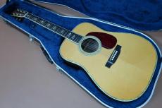 Martin D-45 / Vertical Logo・Solid Spruce Top・Solid Rosewood Side and Back・Solid Abalone Trim & Rosette・Solid 1P Mahogany Neck and Adjustable Rod・Ebony Fingerboard and Bridge・ Width at Nut 42.9mm 【With Origin