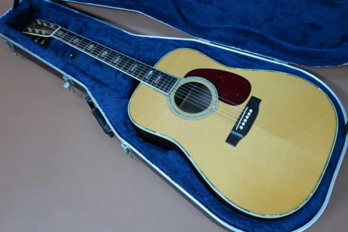Martin D-45 / Vertical Logo・Solid Spruce Top・Solid Rosewood Side and Back・Solid Abalone Trim & Rosette・Solid 1P Mahogany Neck and Adjustable Rod・Ebony Fingerboard and Bridge・ Width at Nut 42.9mm 【With Origin