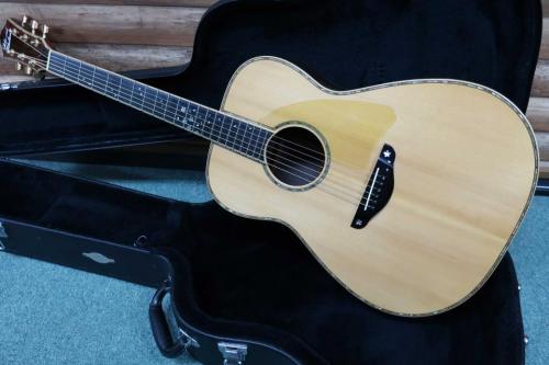 S&C  Custom / Jacaranda Head plate・Premium Solid Ezo Spruce Top・Premium Solid Jacaranda Side and Back・Abalone Body Trim & Rosette・桜吹雪 Inlay & Bridge・Clear Pick-guard・【With Taylor Case】  2004年