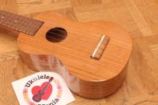 Famous FS-11G Cherry Soprano Ukulele ウクレレ(+3点初心者セット)