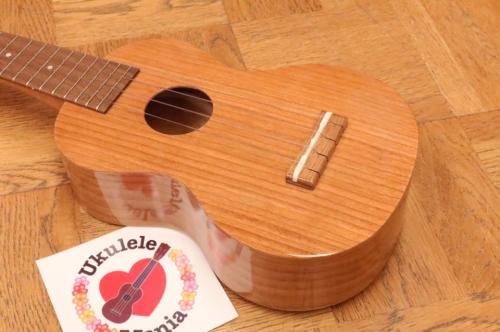 Famous FS-11G Cherry Soprano Ukulele ウクレレ(+3点初心者セット)