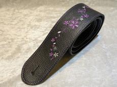 Grande uomo 紫桜刺しゅうストラップ ブラックレザー