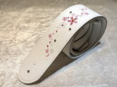 Grande uomo 桜刺しゅうストラップ ホワイトレザー