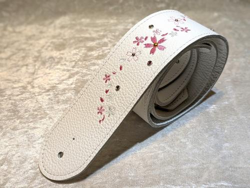 Grande uomo 桜刺しゅうストラップ ホワイトレザー