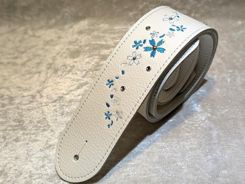 Grande uomo 雪桜刺しゅうストラップ ホワイトレザー